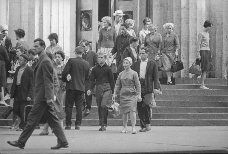 У выхода станции метро «Площадь Восстания», 1965 год, г. Ленинград, Невский пр-т