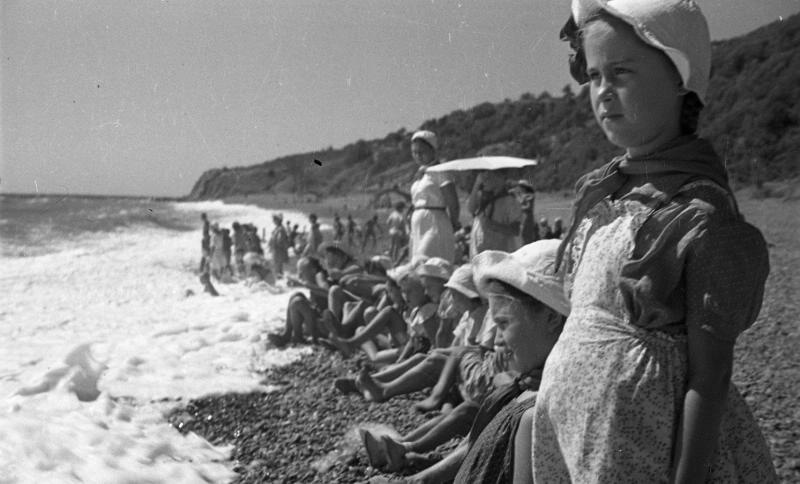 Дети на берегу моря, 1945 - 1955, Крымская обл.. Выставка «Дети» с этой фотографией.&nbsp;