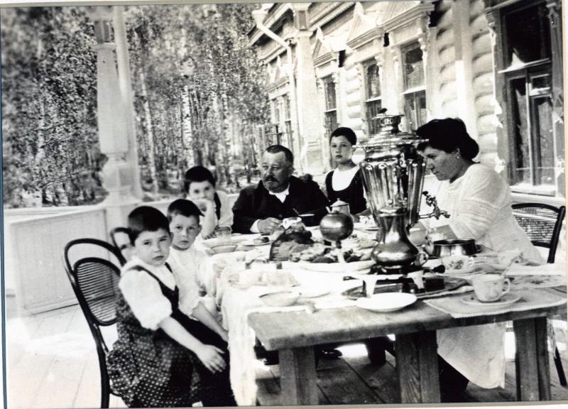 Семейный портрет за чайным столом, 1910-е, Московская губ.. Выставка «Лица ушедшей эпохи» с этой фотографией.&nbsp;