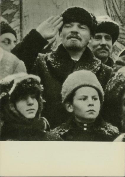 Владимир Ленин на Красной площади во время празднования 2-й годовщины Великой Октябрьской социалистической революции (кинокадр), 7 ноября 1919, г. Москва
