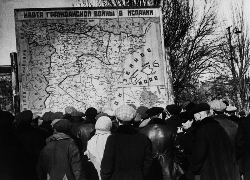 Жители Одессы на улице Лассаля (Дерибасовской) у карты гражданской войны в Испании, март 1937, Одесса