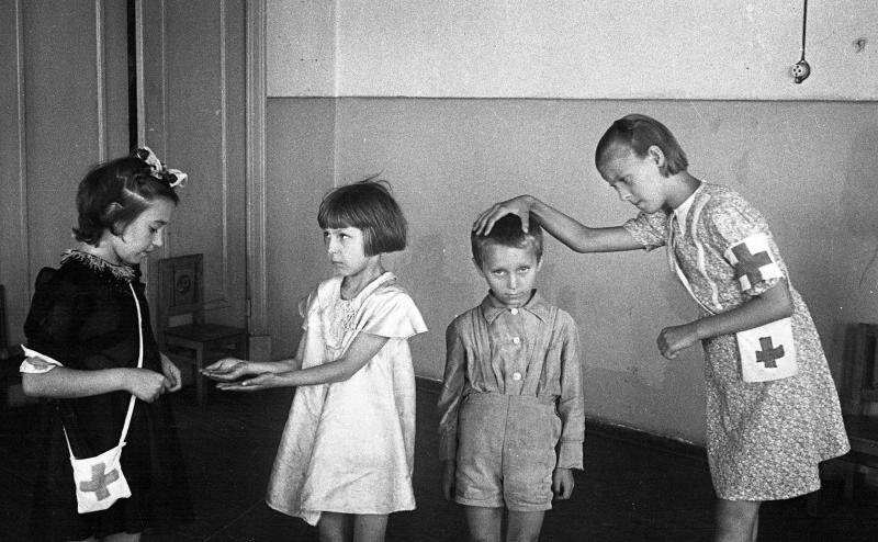 Гигиена в школе № 113, 1949 год, г. Москва. Выставки&nbsp;«В школу!»,&nbsp;«Мой руки и следи за чистотой»&nbsp;и «СССР в 1949 году» с этой фотографией.