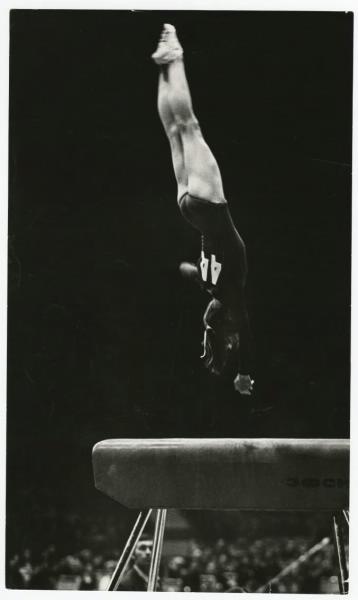 Гимнастка. Опорный прыжок, 1980-е. Выставка «О спорт – ты мир!» с этой фотографией.