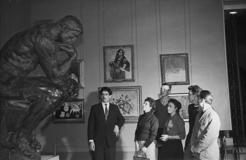 В музее, 1955 - 1965, г. Москва. Посетители музея рассматривают копию скульптуры Огюста Родена «Мыслитель».