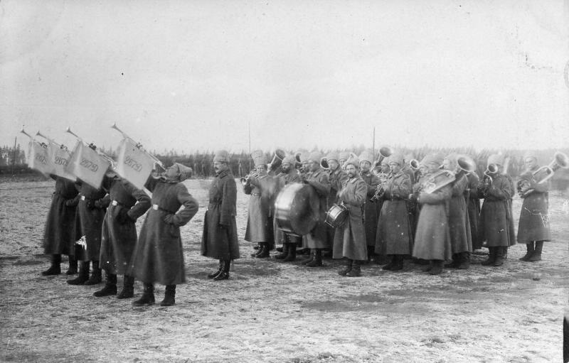 Духовщинский полк. Полковой праздник, 1916 год. 267-й пехотный Духовщинский полк был составлен по мобилизации 18 июля 1914 года. Дислоцировался в Новгородской губернии, в Грузино. Осенью 1914 года полк был включен в состав Петроградского военного округа. До октября 1914 года дислоцировался в Охте, затем был направлен на Северо-Западный фронт.