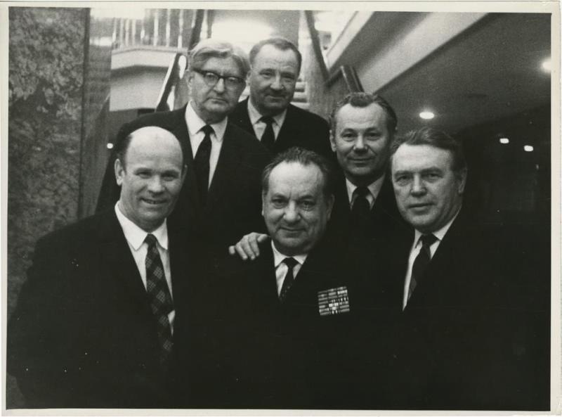 Виктор Темин с группой мужчин, 1 января 1980 - 31 января 1987
