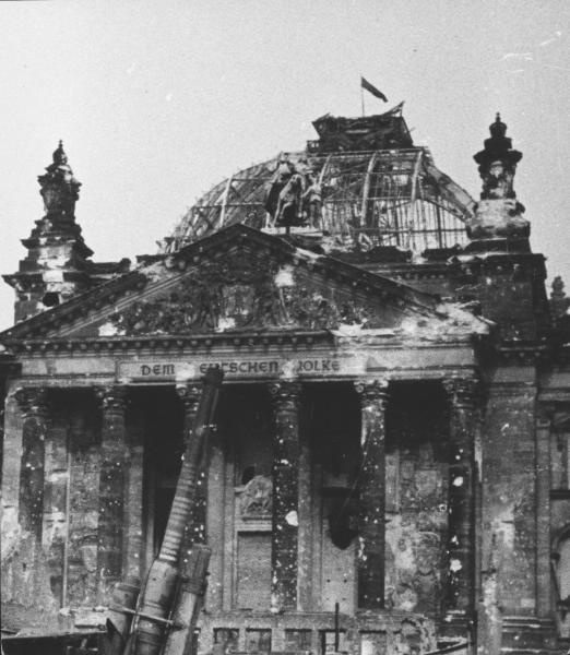«Рейхстаг взят», май 1945, Германия, г. Берлин