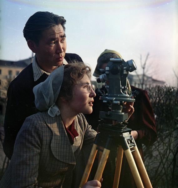 Студенты с нивелиром, 1959 год, Бурятская АССР, г. Улан-Удэ