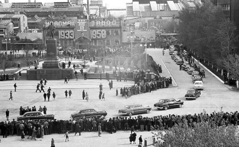 Правительственный кортеж на площади перед заводом «Уралмаш», 1958 год, г. Свердловск