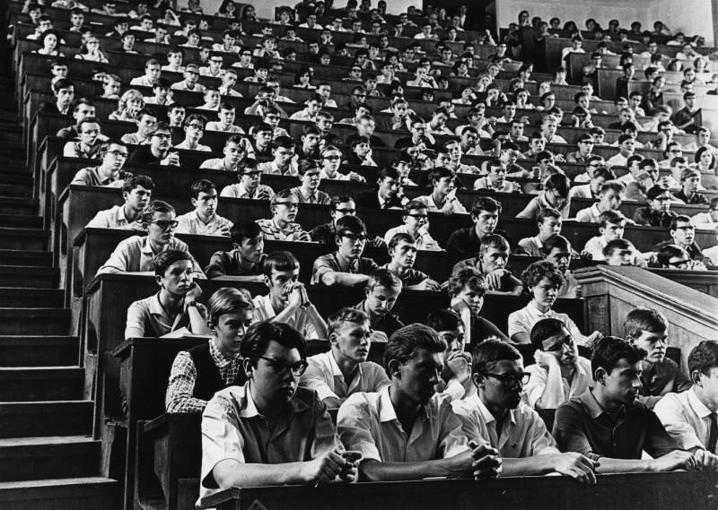 МГУ. Студенты в аудитории, 1960-е, г. Москва. Выставки&nbsp;«От сессии до сессии...»&nbsp;и&nbsp;«Молодежь 1960-х» с этой фотографией.