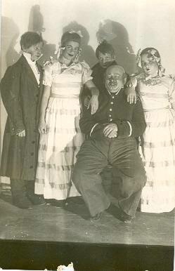 Леонид Кулаков в группе актеров, 1940-е