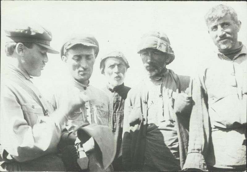 Кутаисские колхозники изучают устройство противогаза, 1930-е, Закавказская федерация. Выставка «Военная подготовка граждан СССР» с этой фотографией.