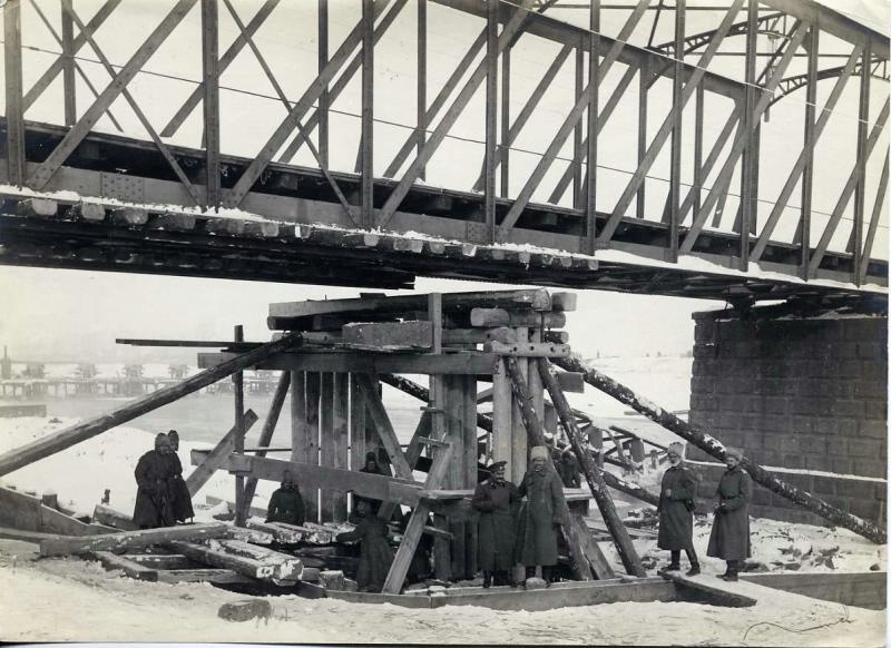 Строительство железнодорожного моста, 1910-е