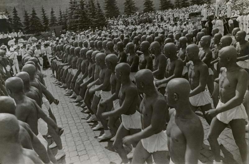 Спортсмены, 1935 год, г. Москва, Красная пл.. Спортивный парад на Красной площади.Выставка «1932-й. До и после. Родченко» с этой фотографией.