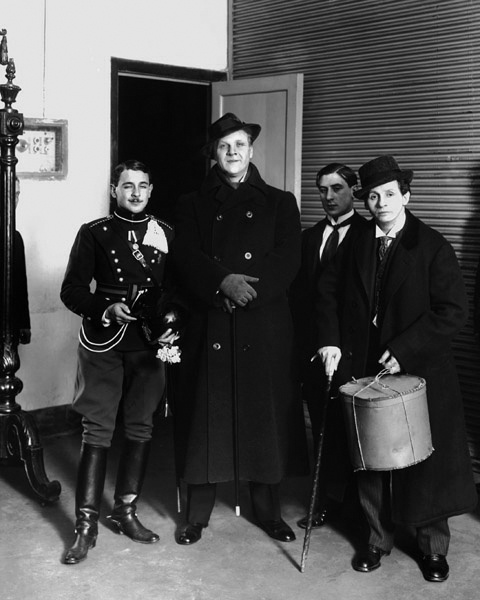 Федор Шаляпин с поклонниками у служебного входа театра «Народного дома», 1914 год, г. Санкт-Петербург. Выставка «Театралы» с этой фотографией.