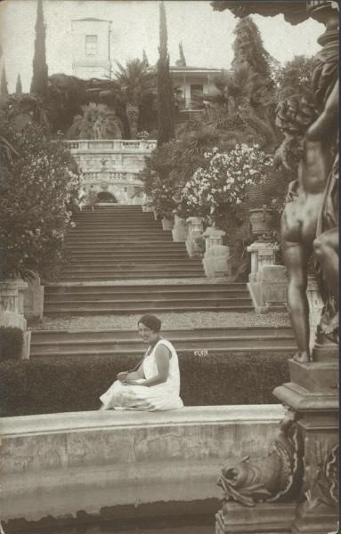 Портрет женщины на фоне дворцовой лестницы, 1916 - 1918, посад Сочи. В парке Худекова.