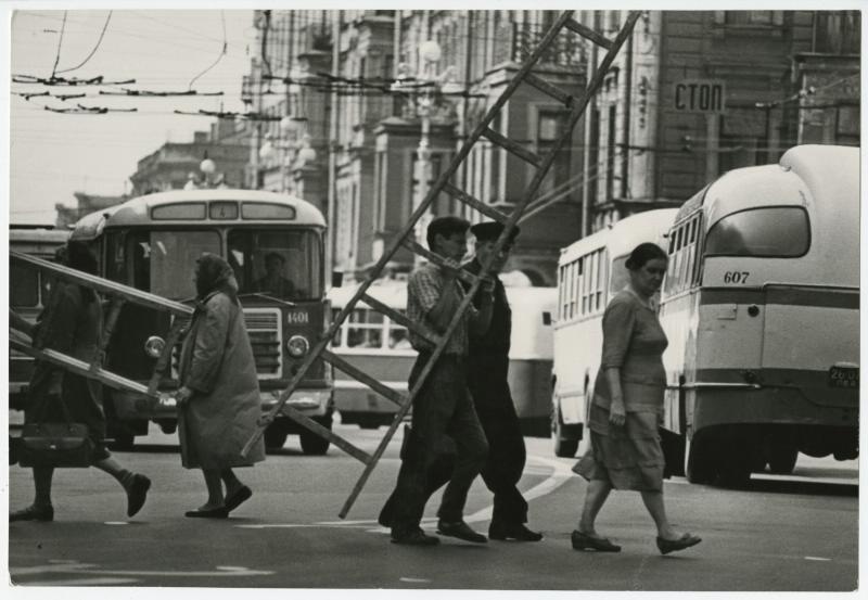 Люди с лестницами, 1965 год, г. Ленинград. Выставка «Городские вездеходы» с этой фотографией.