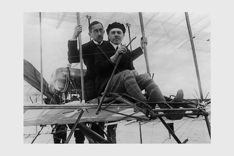Летчики Михаил Ефимов и Николай Попов во время полетов во Франции, 1910 год, Франция. Выставка «К взлету готов!» с этой фотографией.