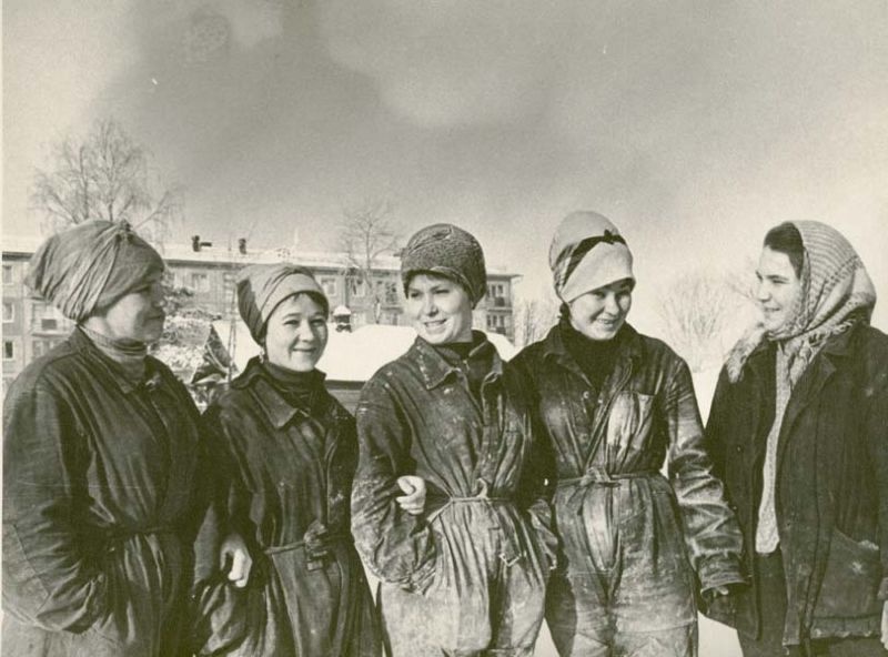 Девушки-отделочницы из бригады Н. Акулинина, принимавшие участие в строительстве Московского проспекта, 1965 год, г. Череповец. Выставка «Молодежь 1960-х» с этой фотографией.