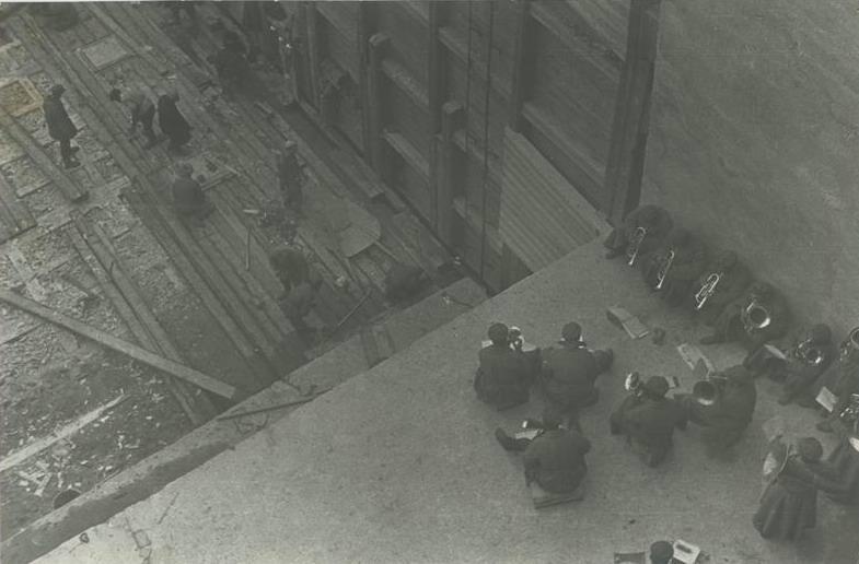 Работа с оркестром, 1933 год. Выставка «Не говори никому лишнего, что я на Беломорканале…» и&nbsp;«Музыкальный момент» с этой фотографией.На строительстве Беломорско-Балтийского канала.