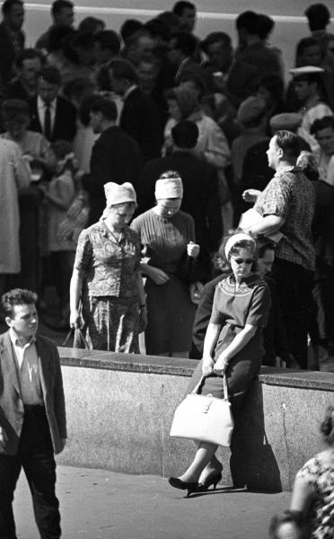 У парапета подземного перехода. «Ожидание», 1965 год, г. Ленинград