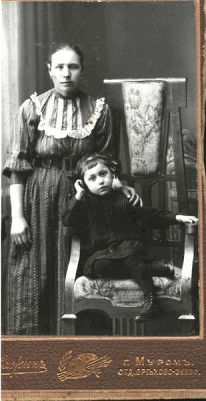 Портрет мальчика с няней, 1910-е, Владимирская губ., г. Муром. Из архива семьи Свердловых.Выставка «Няня в Российской империи» с этой фотографией.&nbsp;