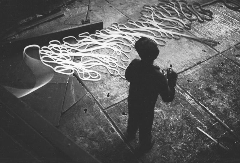 Рабочий в проволочном цехе, 1937 год, г. Магнитогорск. Видео «Магнитка» с этой фотографией.