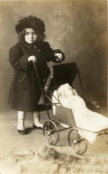 Портрет девочки с игрушечной коляской, 1914 - 1916. Выставка «Дореволюционная Россия: дети и их игрушки» с этой фотографией.&nbsp;