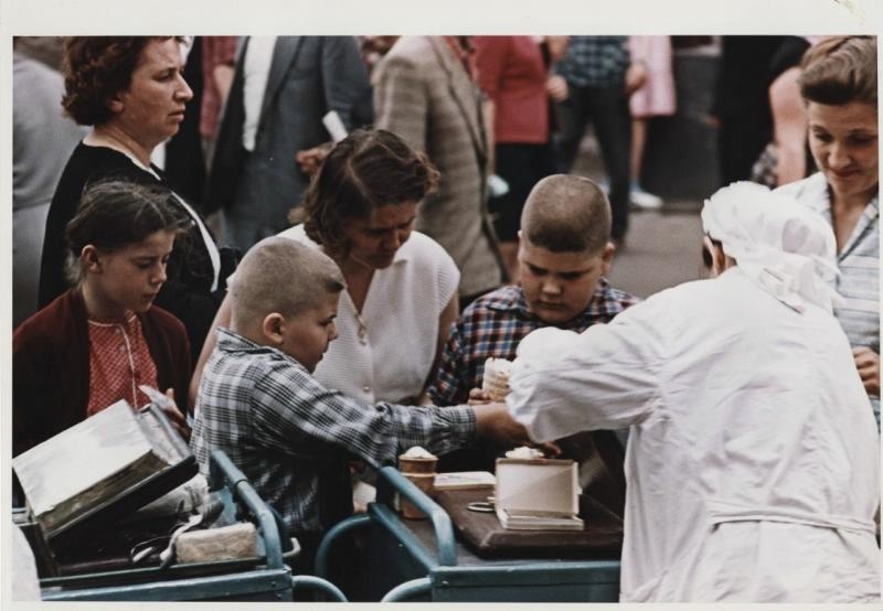 Мальчики покупают мороженое, 1958 год