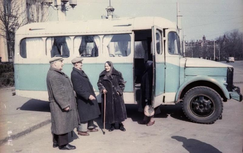 Деятели цирка возле автобуса, 1959 - 1961, Украинская ССР, г. Одесса