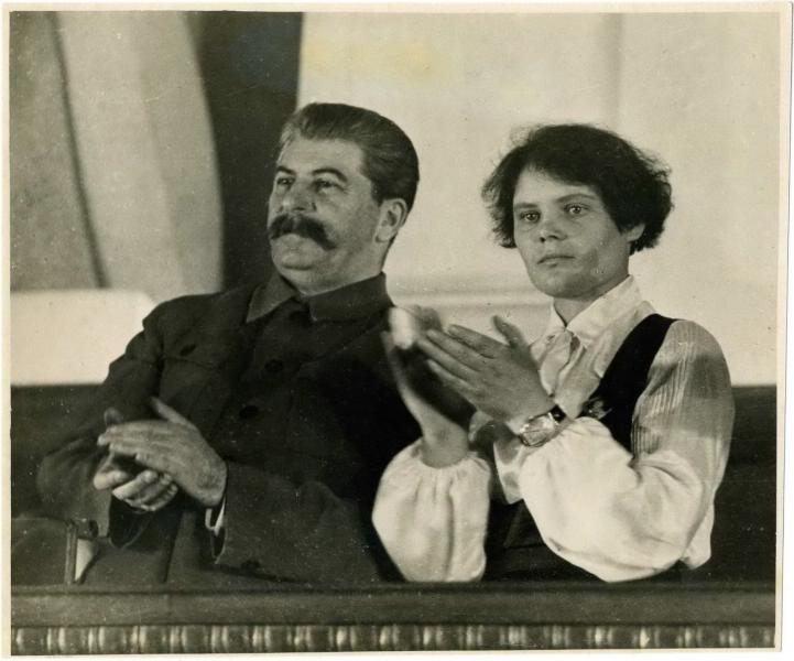 Иосиф Сталин и Мария Демченко в президиуме Х съезда ВЛКСМ, апрель 1936, г. Москва