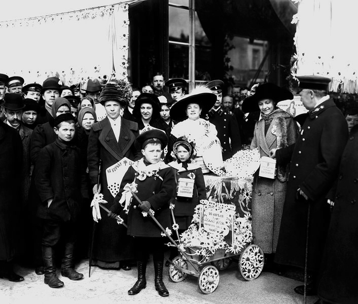 Сборщики средств для борьбы с чахоткой в день «Белого цветка», апрель - декабрь 1912. Выставка «День белого цветка» с этой фотографией.