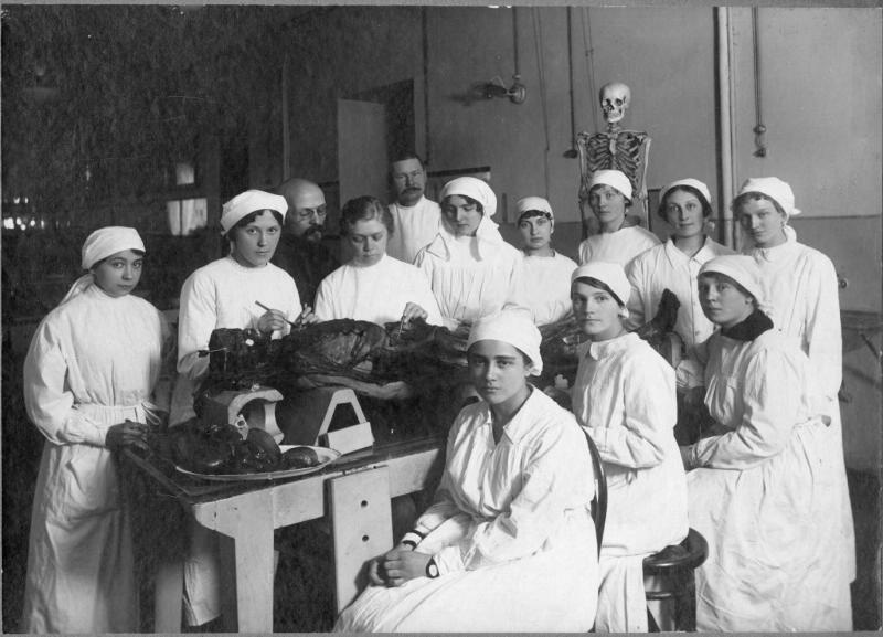 Группа медсестер у анатомического стола с трупом, 1910-е, г. Санкт-Петербург