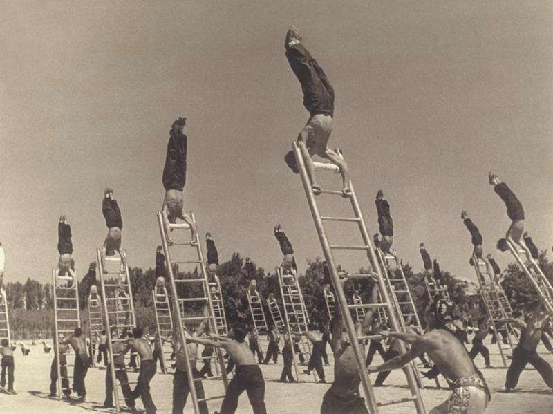 Коллективная гимнастика на лестницах, 1928 - 1932, Узбекская ССР. Выставка «Фотограф Макс Пенсон» с этим снимком.&nbsp;&nbsp;