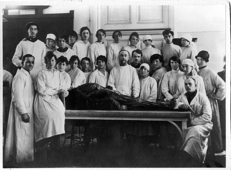 Занятие по анатомии, 1910 - 1917. Выставка «Тянуться к знаниям» с этой фотографией.