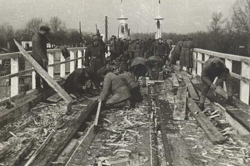 Ремонт моста, 1943 год
