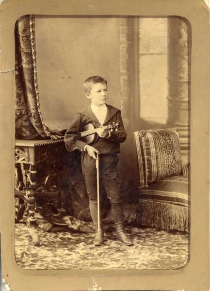 Портрет мальчика со скрипкой, 1887 год, г. Санкт-Петербург. А. А. Антонов в детстве.Выставка «Портреты Карла Бергамаско» с этой фотографией.