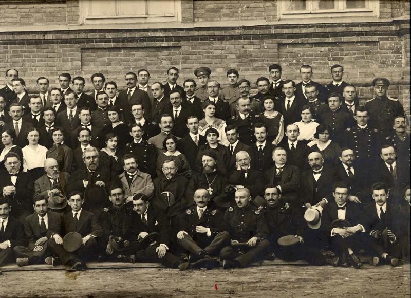 Групповой портрет служащих учреждения, 1910-е