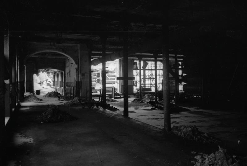 Внутренний вид взорванных немцами корпусов текстильной фабрики, 4 февраля 1942, г. Калинин