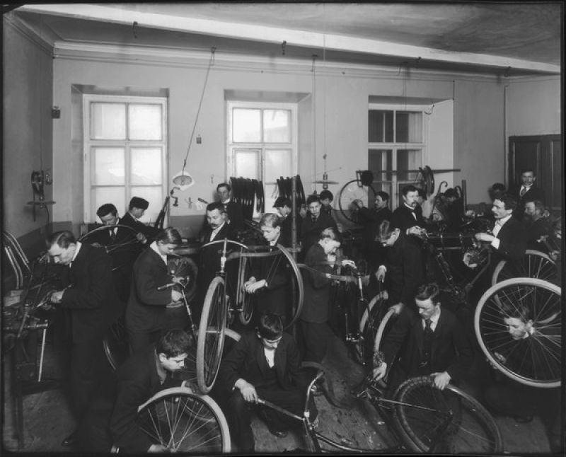 Сборка велосипедов на складе Торгового Дома «Победа», 1912 год, г. Санкт-Петербург. Выставка «На "педальном коне"» с этой фотографией.