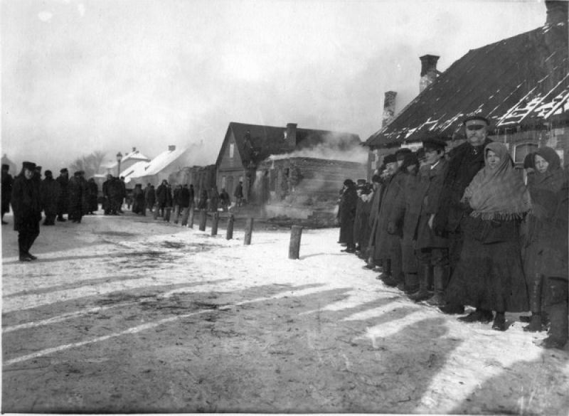 Люди у сожженных домов на деревенской улице, 1906 год