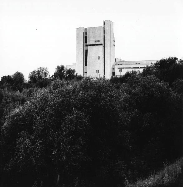 Здание за деревьями, 1990 год
