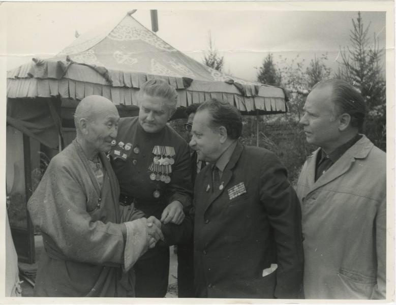 Встреча с тибетским монахом, 1970-е. Второй справа – советский фотокорреспондент Виктор Темин.