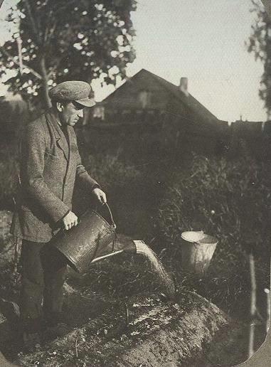 Мужчина с лейкой, 1920-е