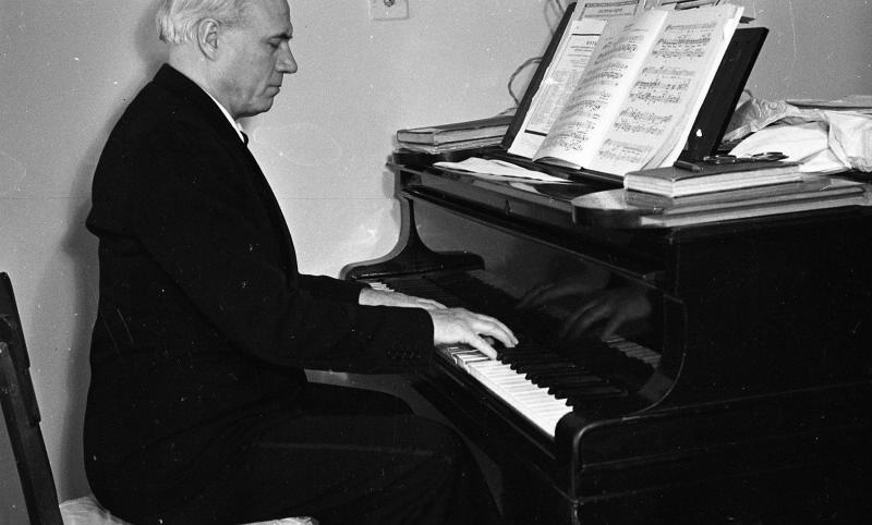 Певец Иван Козловский за фортепиано, 1958 год, г. Москва