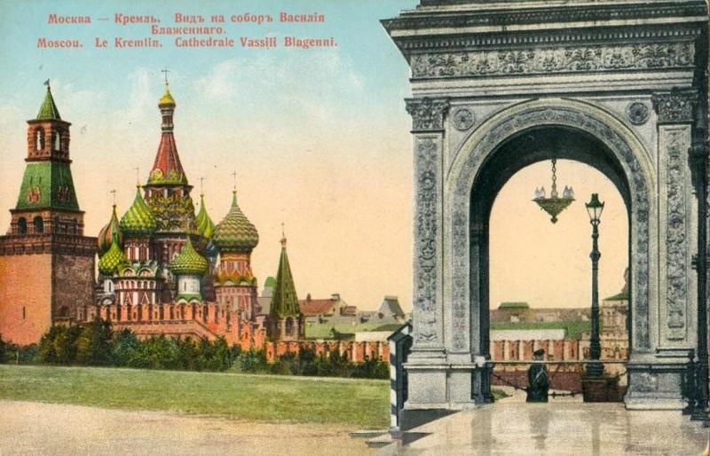Собор Василия Блаженного, 1900-е, г. Москва. Справа – часть памятника Александру II. Открыт 16 августа 1898 года. Снесен в 1918 году.