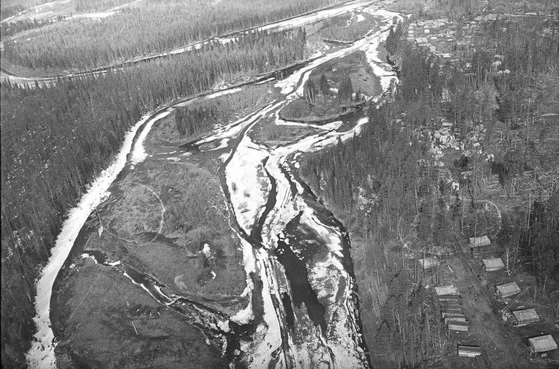 Вид на поселок, тайгу и реку из вертолета, 1974 год, Иркутская обл., Усть-Кутский р-н, пос. Звездный
