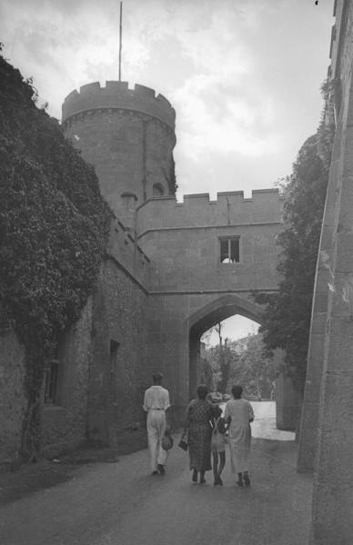 Вход в Воронцовский дворец, 1930-е, Крымская АССР, г. Алупка. Выставка «Отпуск одного фотографа» с этой фотографией.&nbsp;