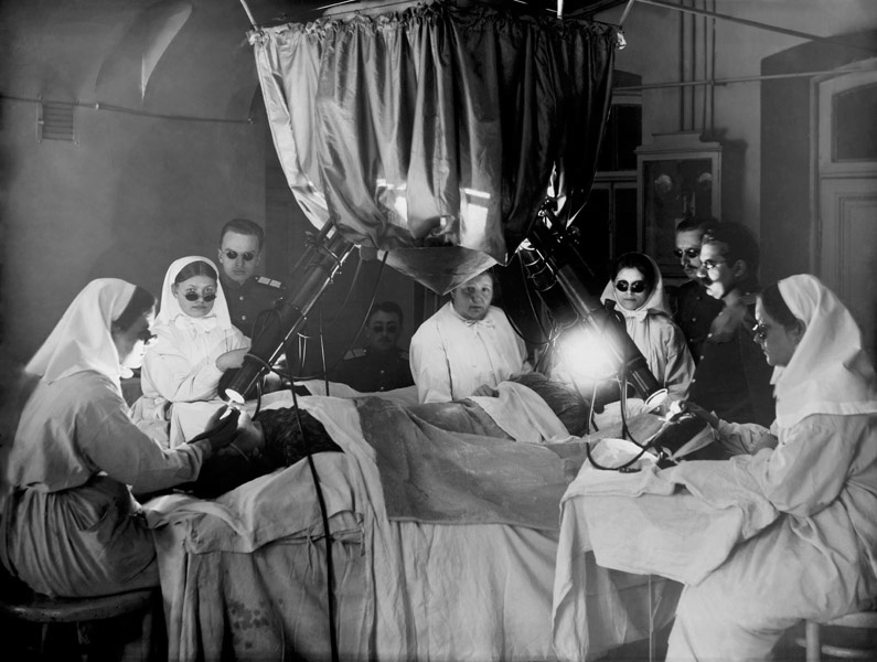Лечение ультрафиолетовым светом в процедурном кабинете Военно-медицинской академии (фрагмент), 1910-е, г. Санкт-Петербург