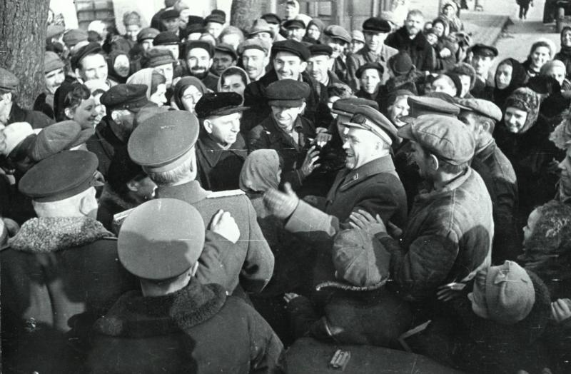 Маршал Георгий Жуков в освобожденном Киеве, 14 - 30 ноября 1943, Украинская ССР, г. Киев. Битва за Днепр – ряд взаимосвязанных стратегических операций Великой Отечественной войны, проведенных во второй половине 1943 года на берегах Днепра. Ее фронт растянулся на 750 километров. В результате четырехмесячной операции Левобережная Украина была почти полностью освобождена Красной Армией от нацистских захватчиков. В ходе операции значительные силы Красной Армии форсировали реку, создали несколько стратегических плацдармов на правом берегу реки, а также освободили город Киев. Киевская наступательная операция была проведена с 3 по 13 ноября 1943 года, в результате были освобождены Киев и Житомир.